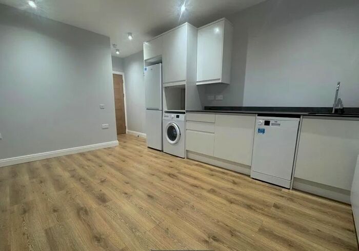 Studio To Rent In Moree Way, Edmonton, N18