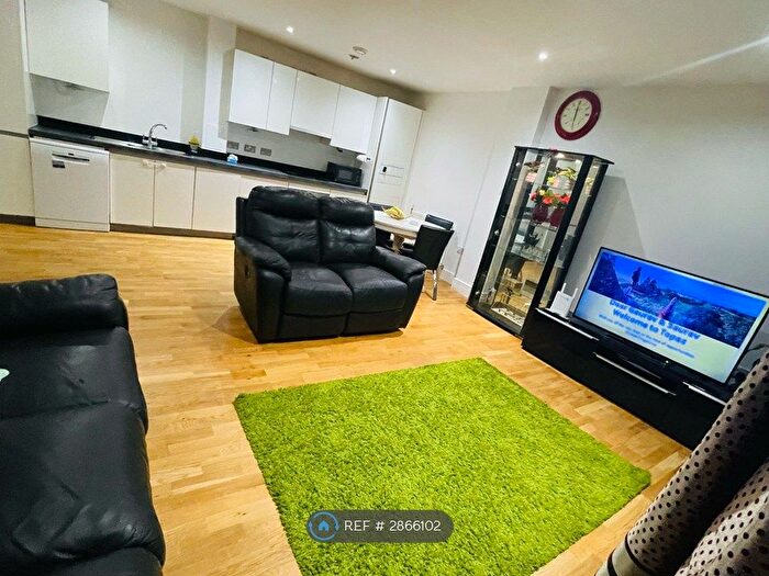 2 Bedroom Flat To Rent In Topaz Apartments, Hounslow, TW3