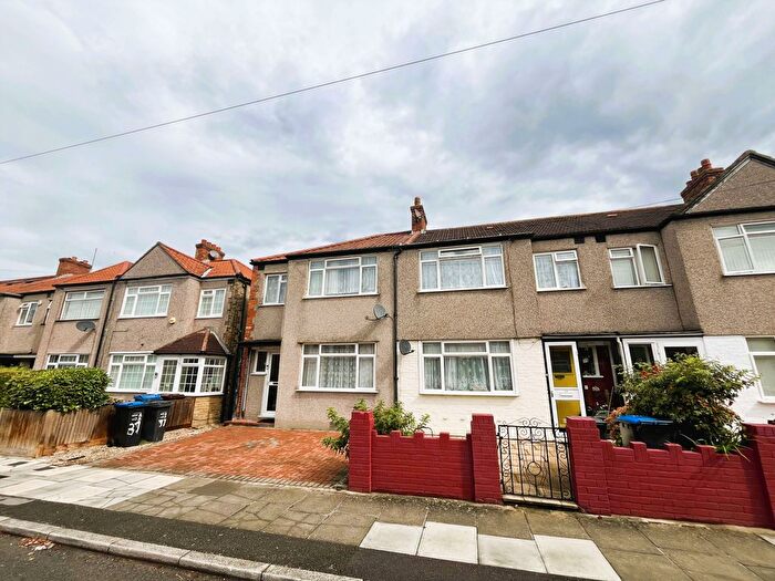 4 Bedroom End Of Terrace House For Sale In Vale Road, Mitcham, CR4