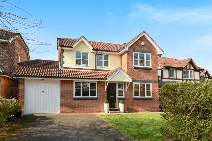 4 Bedroom Detached House To Rent In Roydon Court, Walton-On-Thames, KT12