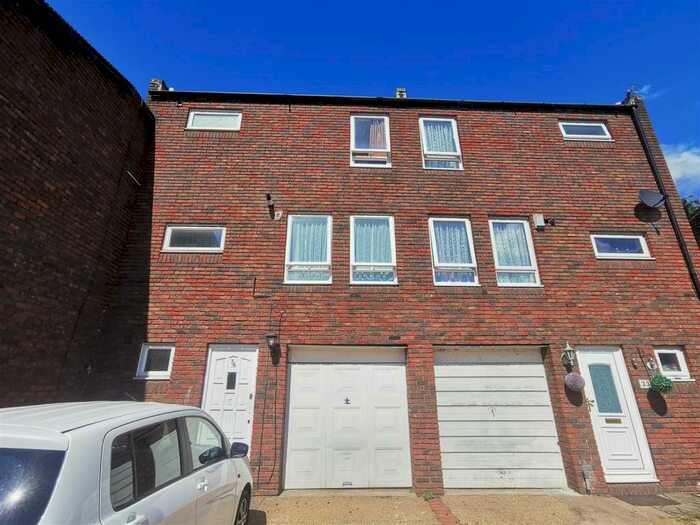 6 Bedroom House To Rent In Overbrook Walk, Edgware, HA8