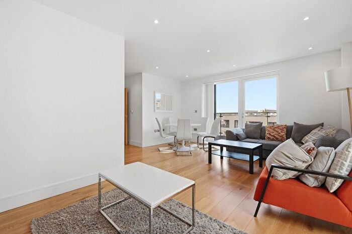 3 Bedroom Apartment To Rent In Grove Park, London, NW9