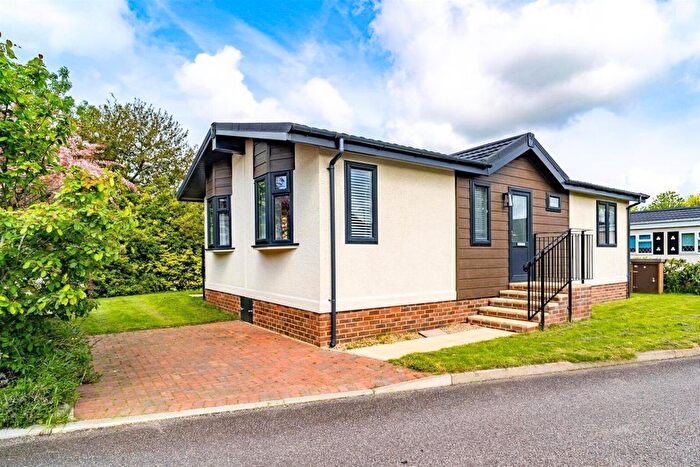 1 Bedroom Park Home For Sale In Bakers Lane, Chelmsford, CM2