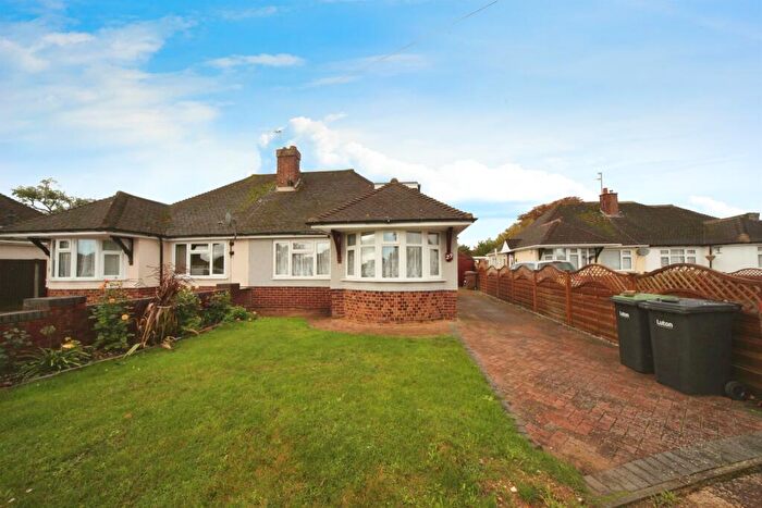 3 Bedroom Semi-Detached Bungalow For Sale In Poplar Avenue, Luton, LU3