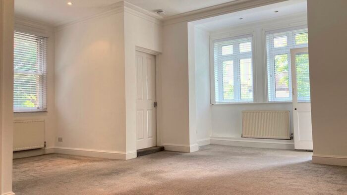 Apartment To Rent In Barry Road, East Dulwich, London, SE22