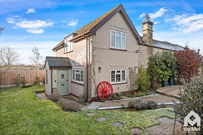 3 Bedroom Cottage For Sale In Southam Fields Farm, Meadoway, Bishops Cleeve, Chletenham, GL52