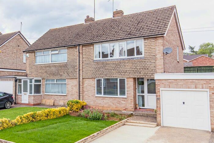 3 Bedroom Semi-Detached House To Rent In Kingsway, Banbury, OX16