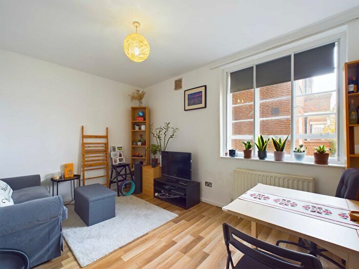 2 Bedroom Flat To Rent In Old Kent Road, London, SE1