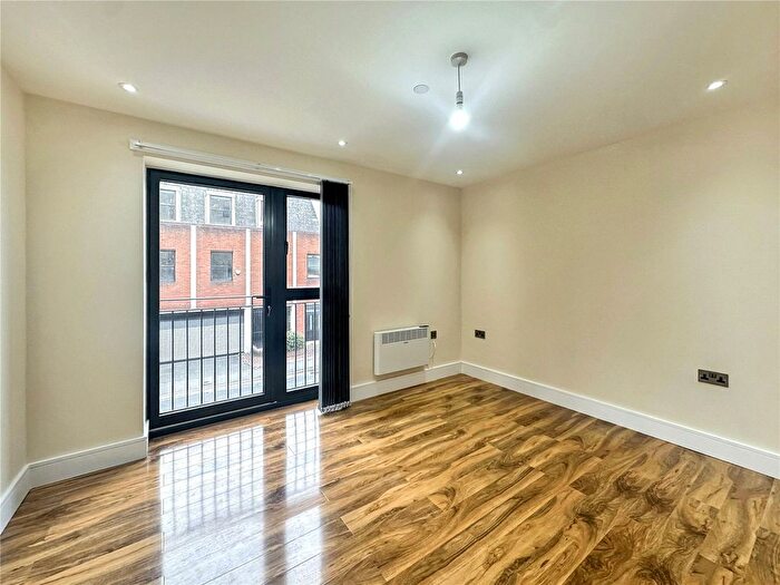 2 Bedroom Flat To Rent In Church Street, Slough, Berkshire, SL1