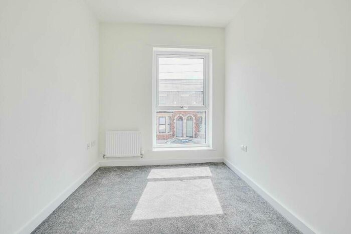 3 Bedroom Flat To Rent In Dowlas Street, London, SE5
