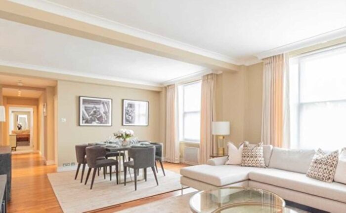 3 Bedroom Flat To Rent In Hiill Street, Mayfair, London, W1J