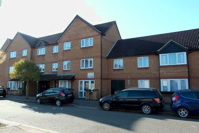 1 Bedroom Flat To Rent In Parkview Court, Brancaster Rd, Newbury Park, IG2