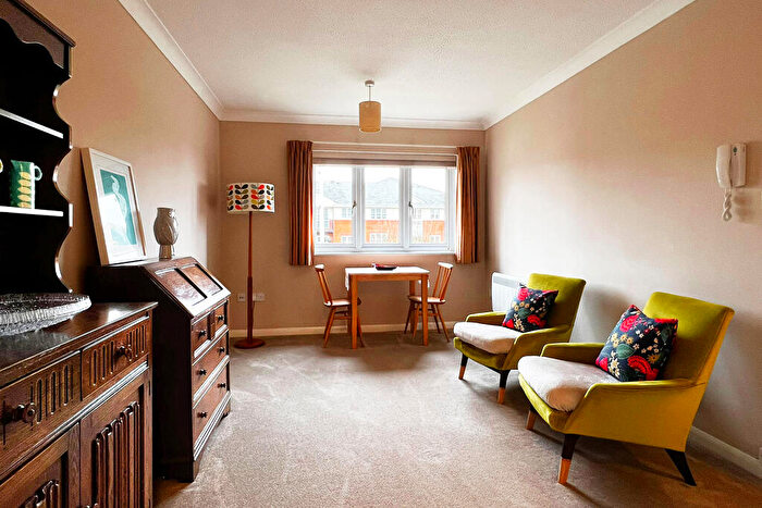 1 Bedroom Flat For Sale In Waldegrave Gardens, Upminster, RM14