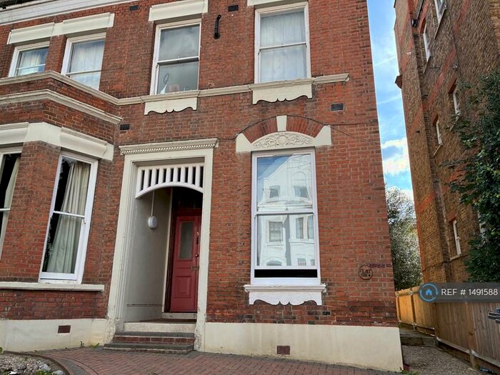 1 Bedroom Flat To Rent In Claremont Gardens, Surbiton, KT6