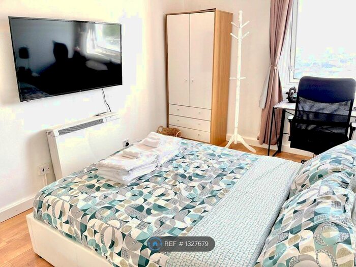 2 Bedroom Flat To Rent In Coral Apartments, London, E14