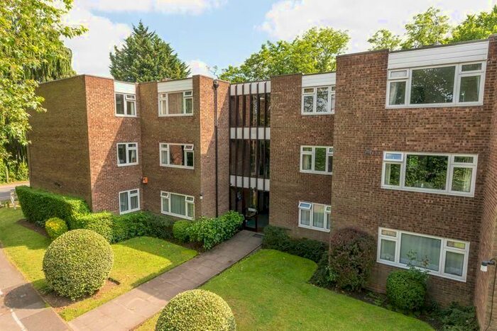 2 Bedroom Flat To Rent In Ashley Road, Walton On Thames, Surrey KT12