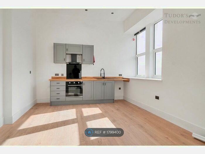 2 Bedroom Flat To Rent In Tudor House, Brighouse, HD6