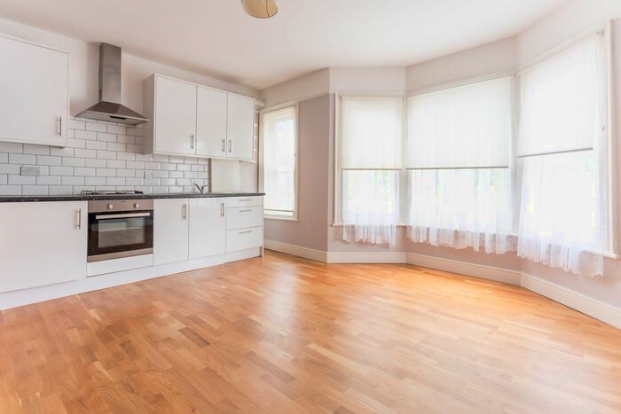 2 Bedroom Flat To Rent In Seward Road, Hanwell, London, W7