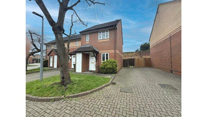 2 Bedroom End Of Terrace House For Sale In Plymouth Close, Luton, Bedfordshire, LU2