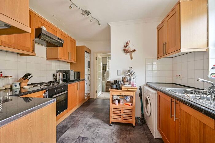 2 Bedroom Flat To Rent In Gladstone Road, Wimbledon, London, SW19