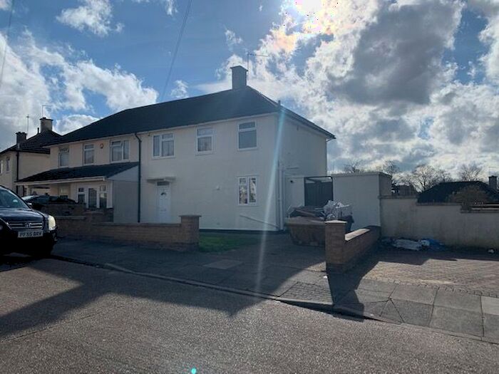 3 Bedroom Semi-Detached House To Rent In Blundell Road, Leicester, LE5