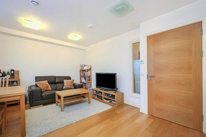 2 Bedroom Flat To Rent In Gunnersbury Crescent, London, W3