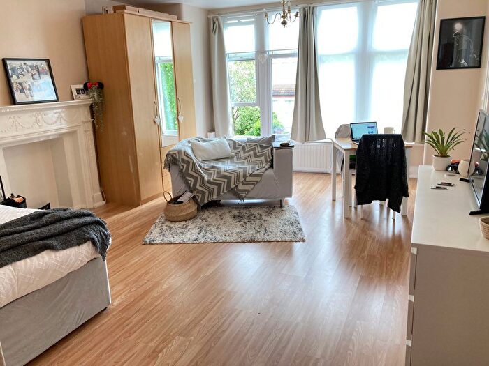 Studio To Rent In Very Near Hamilton Road Area, Ealing Broadway East, W5