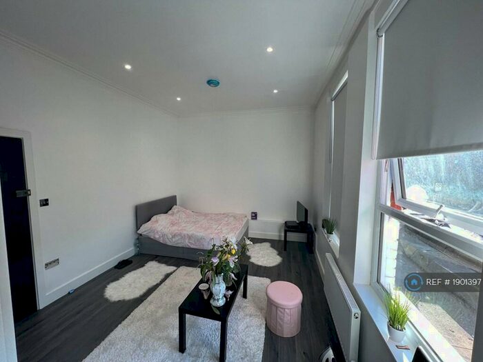 Studio To Rent In Tottenham Lane, London, N8