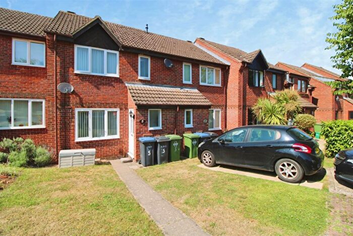 3 Bedroom House For Sale In Armstrong Close, Rugby, CV22