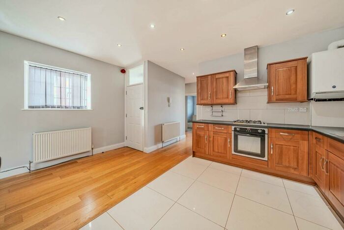 4 Bedroom Flat To Rent In Camden Road, Holloway, London, N7