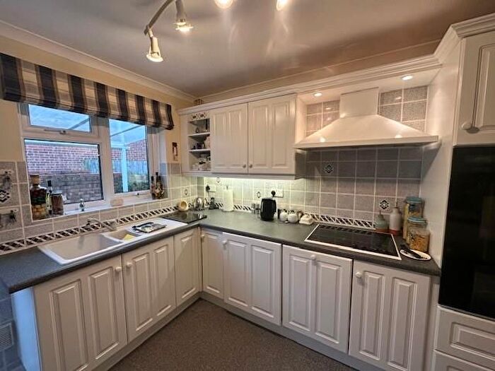 2 Bedroom Detached Bungalow To Rent In The Moors, Thatcham, RG19