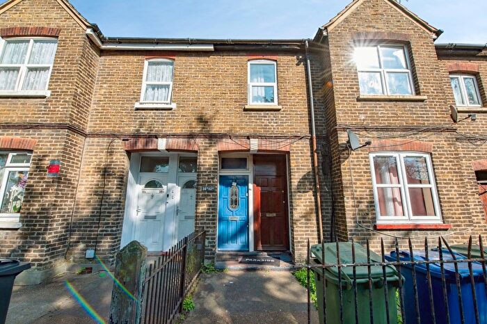4 Bedroom Maisonette For Sale In London Road, Purfleet-On-Thames, Essex, RM19