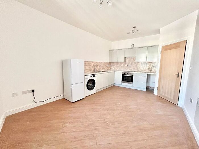 2 Bedroom Flat To Rent In Bed Third Floor Flat, Promenade, Bridlington, YO15