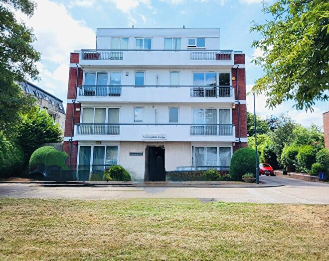 3 Bedroom Flat For Sale In Sunningdale Lodge, Stonegrove, Edgware, HA8