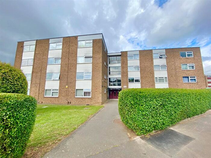Studio To Rent In Dellfield Court, Handcross Road, Luton, LU2