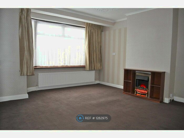 5 Bedroom Semi-Detached House To Rent In Ilmington Road, Harrow, HA3