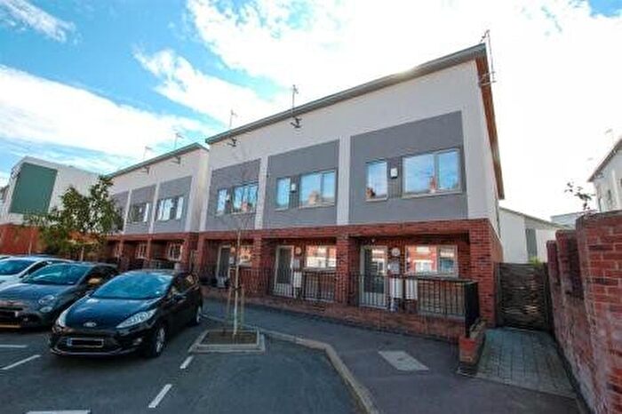 2 Bedroom Detached House To Rent In Green Street, Nottingham, Nottinghamshire, NG2