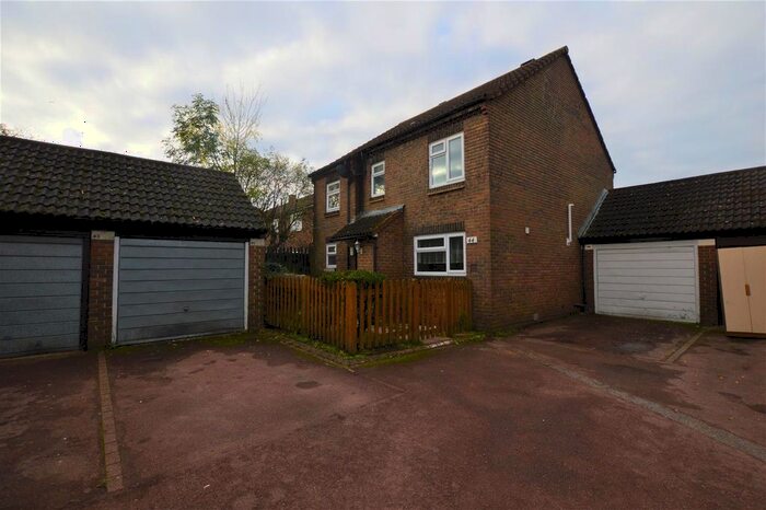 4 Bedroom Link Detached House To Rent In Wavell Gardens, Farnham Royal, Slough, SL2