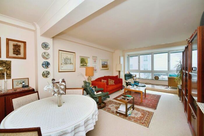 2 Bedroom Flat For Sale In Marine Drive, Brighton, BN2