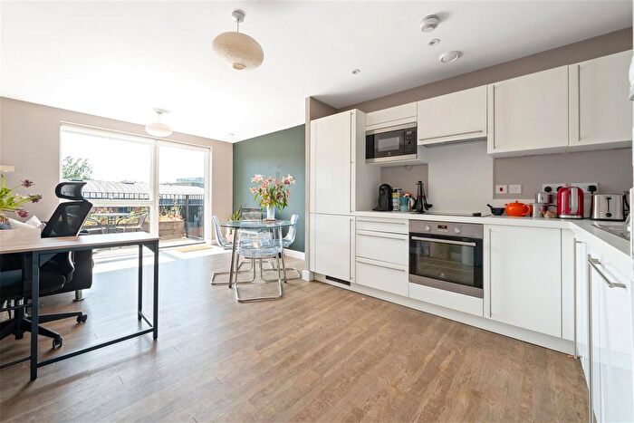 2 Bedroom Flat To Rent In Carney Place, London, SW9