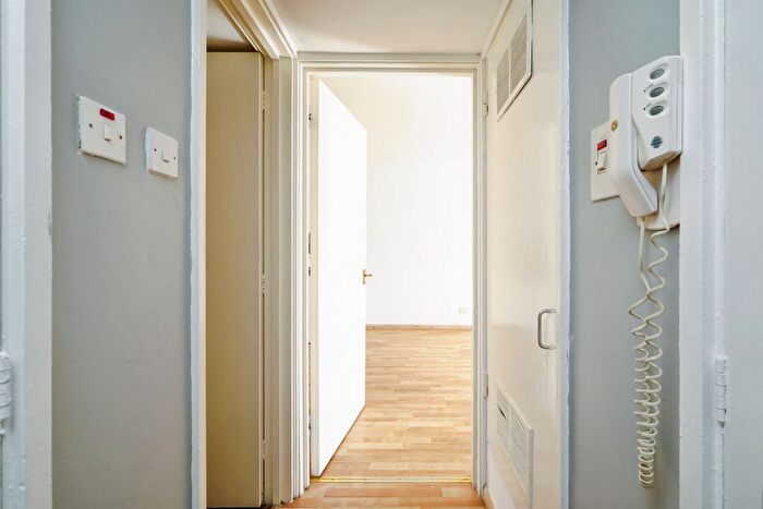 2 Bedroom Flat For Sale In Leiden Road, Headington, Oxford, OX3