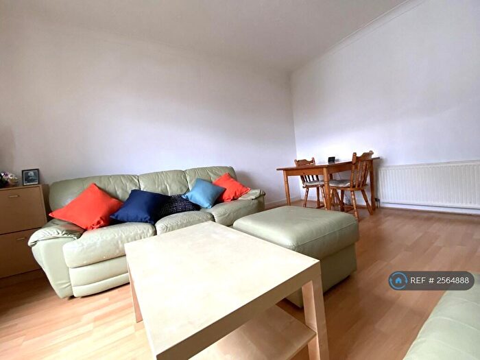 3 Bedroom Flat To Rent In Froghall Place, Aberdeen, AB24