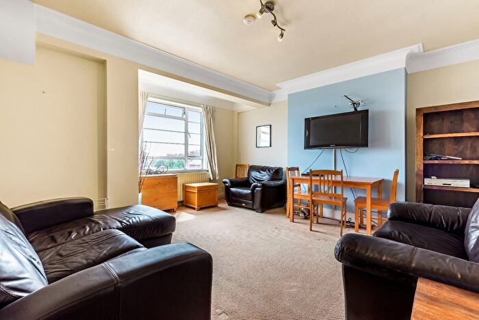 3 Bedroom Flat To Rent In Woodside, Wimbledon, London, SW19
