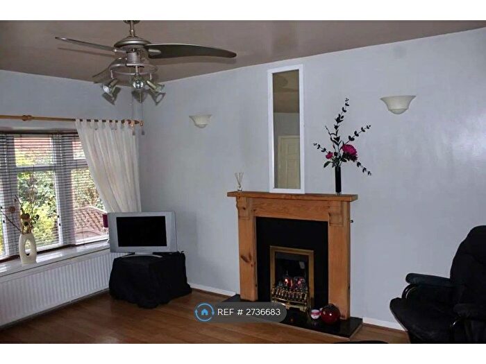 3 Bedroom Semi Detached House To Rent In Kinder Avenue, Oldham, OL4