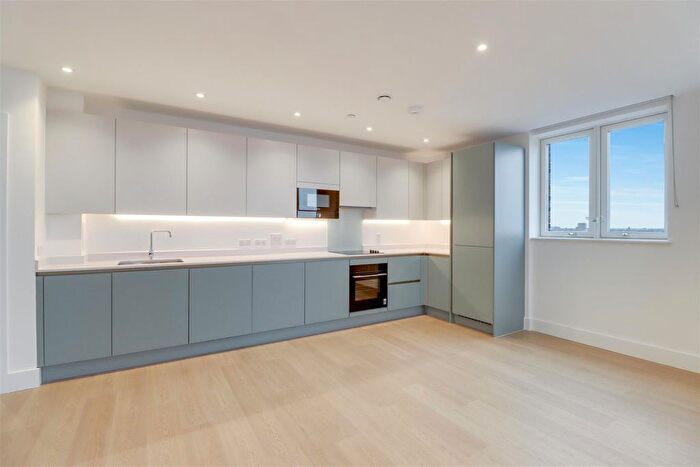 3 Bedroom Flat To Rent In Herne Hill Road, London, SE24