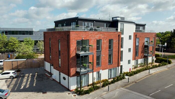 3 Bedroom Flat To Rent In Vanwall Road, Maidenhead, Berkshire, SL6