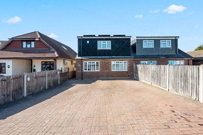4 Bedroom Semi Detached House For Sale In Lewis Road, Istead Rise, Gravesend, DA13