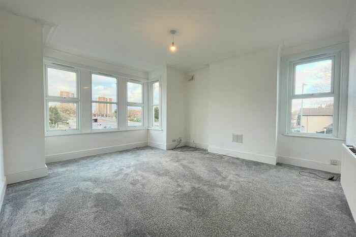 3 Bedroom Flat To Rent In Whitegate Road, Southend-On-Sea SS1