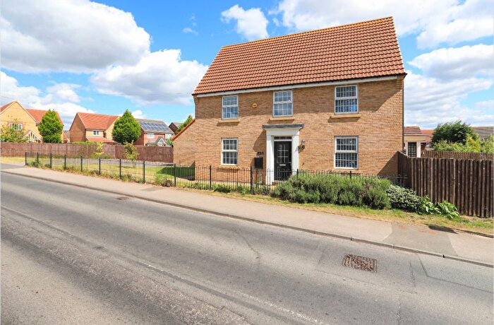 4 Bedroom Detached House For Sale In Ackworth Road, Pontefract, WF8