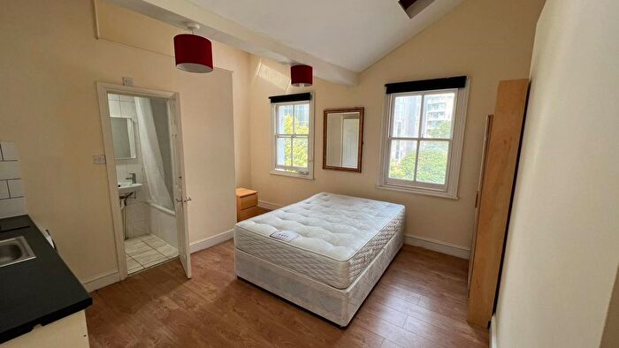 Terraced House To Rent In Hammersmith Road, London, W14